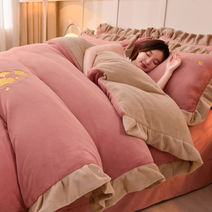 91家纺网 家纺一手货源 找家纺 湘雪家居  2025新款高克重纯色刺绣牛奶绒床单款系列四件套-提供买家秀 星语款-浅豆沙