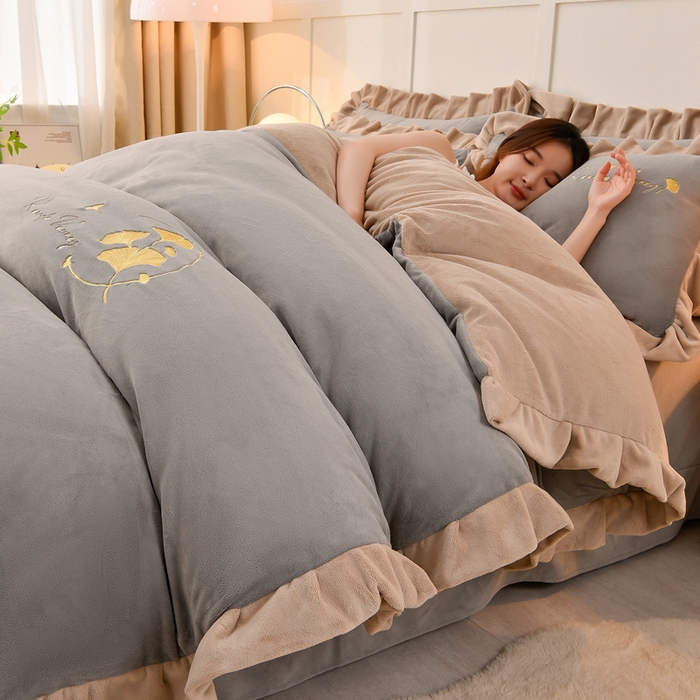 91家纺网 家纺一手货源 找家纺 湘雪家居  2025新款高克重纯色刺绣牛奶绒床单款系列四件套-提供买家秀 星语款-浅灰色