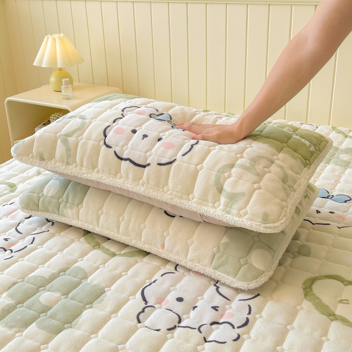 91家纺网 家纺一手货源 找家纺 LIFE.丽芙 2025秋冬新款A类牛奶绒加厚保暖夹棉枕套-包边款 爱心小宠-绿