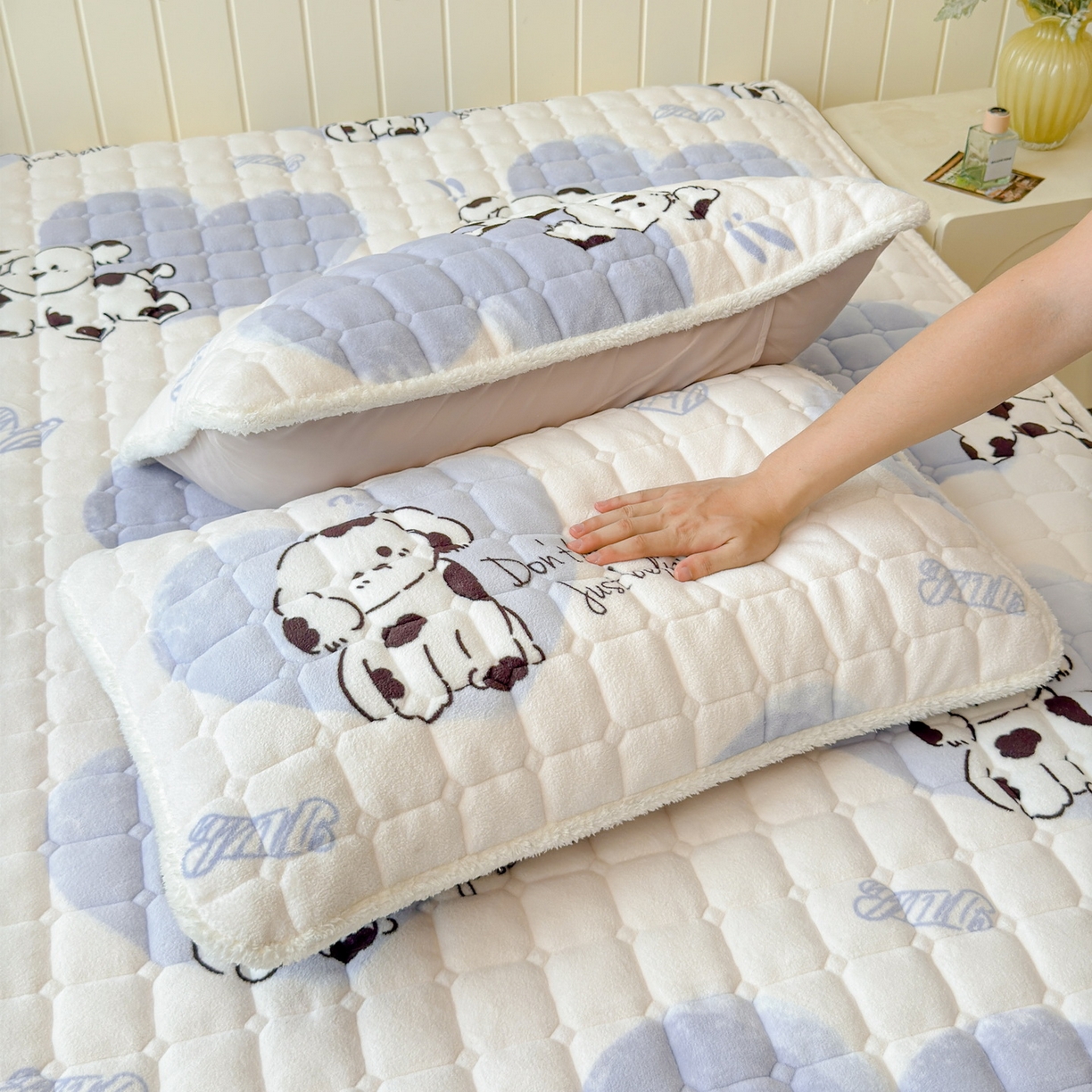 91家纺网 家纺一手货源 找家纺 LIFE.丽芙 2025秋冬新款A类牛奶绒加厚保暖夹棉枕套-包边款 幸运狗