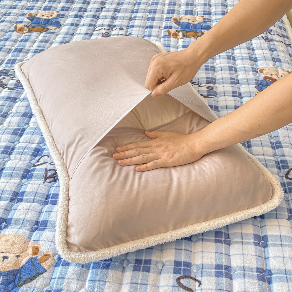 91家纺网 家纺一手货源 找家纺 LIFE.丽芙 2025秋冬新款A类牛奶绒加厚保暖夹棉枕套-包边款 冬日小熊