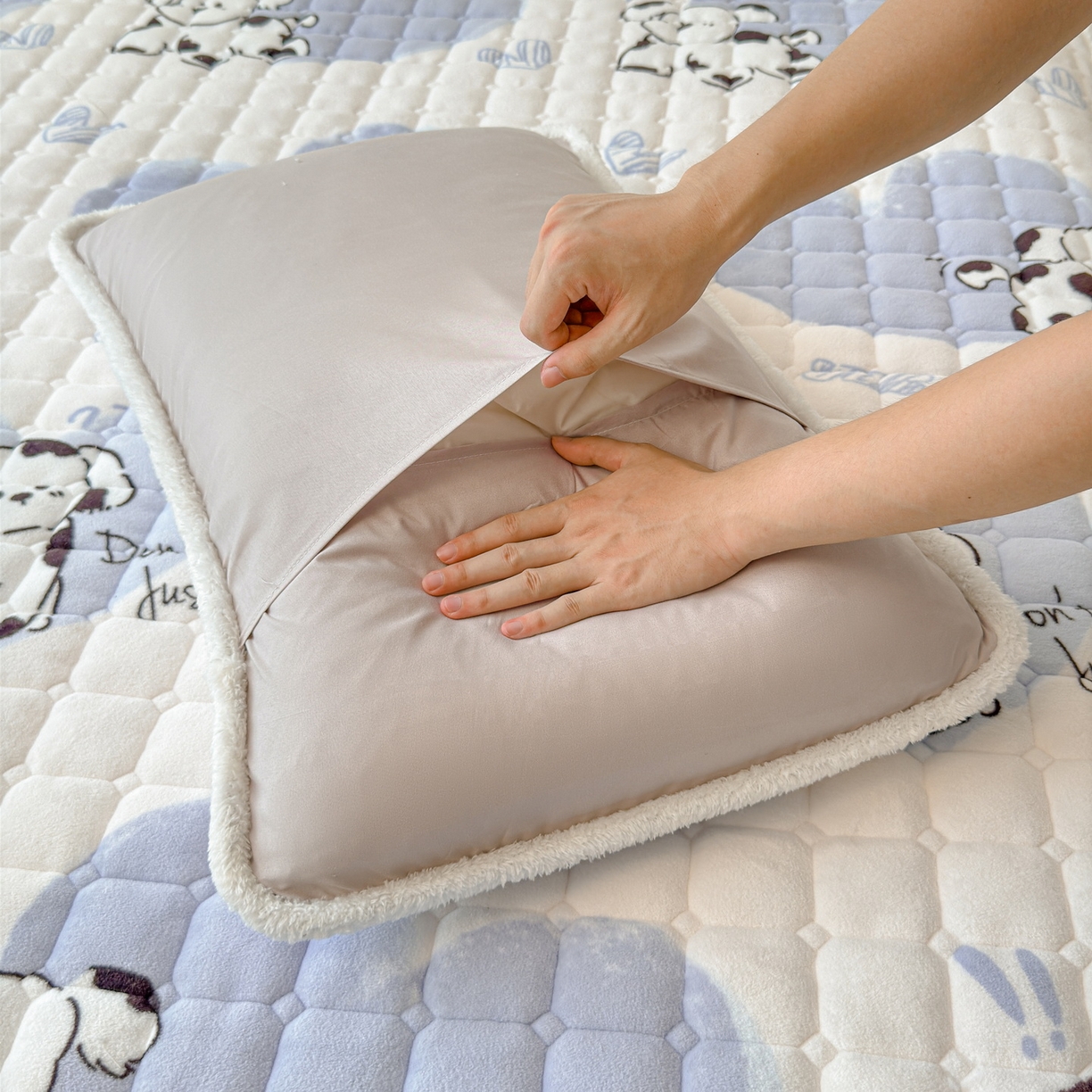 91家纺网 家纺一手货源 找家纺 LIFE.丽芙 2025秋冬新款A类牛奶绒加厚保暖夹棉枕套-包边款 幸运狗