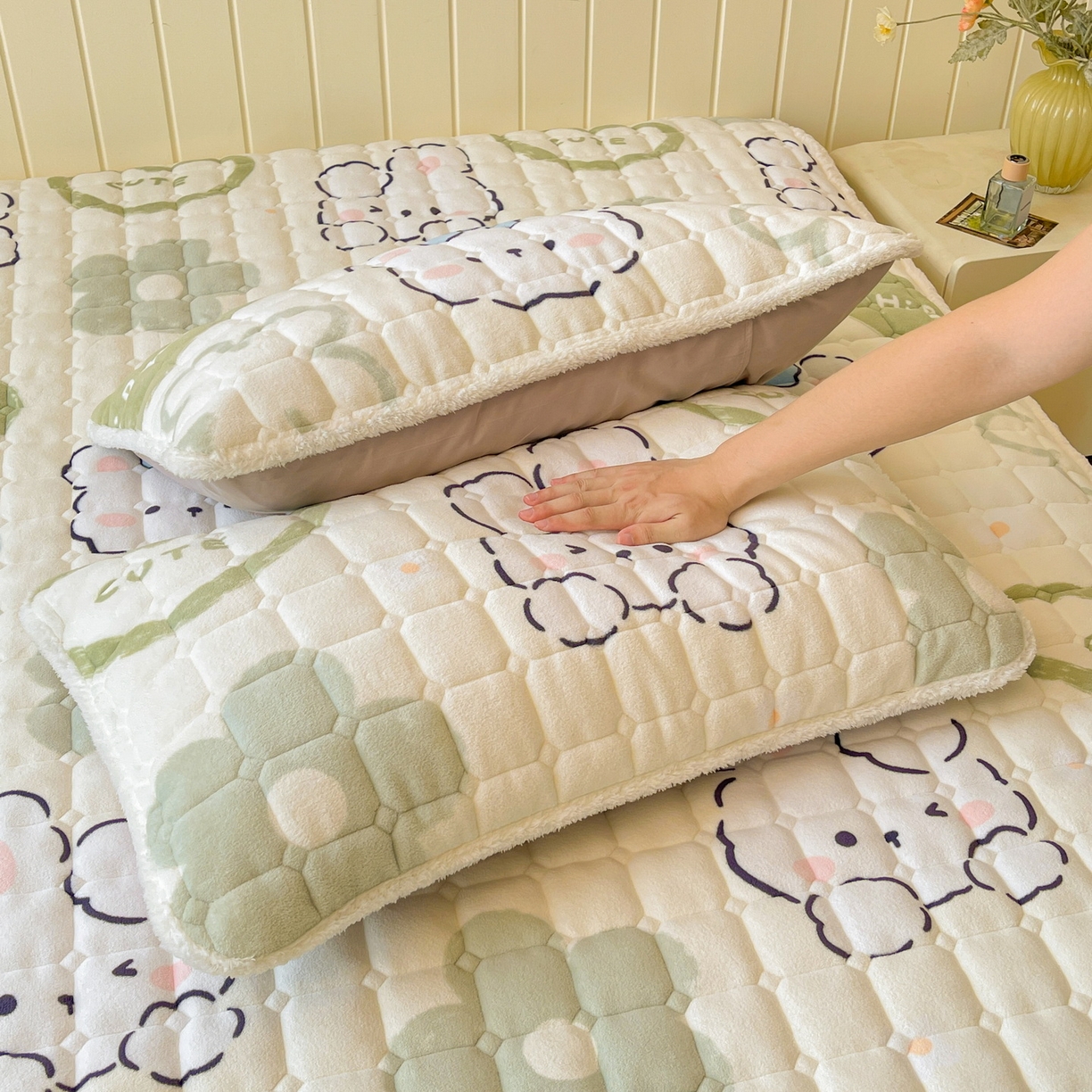 91家纺网 家纺一手货源 找家纺 LIFE.丽芙 2025秋冬新款A类牛奶绒加厚保暖夹棉枕套-包边款 爱心小宠-绿