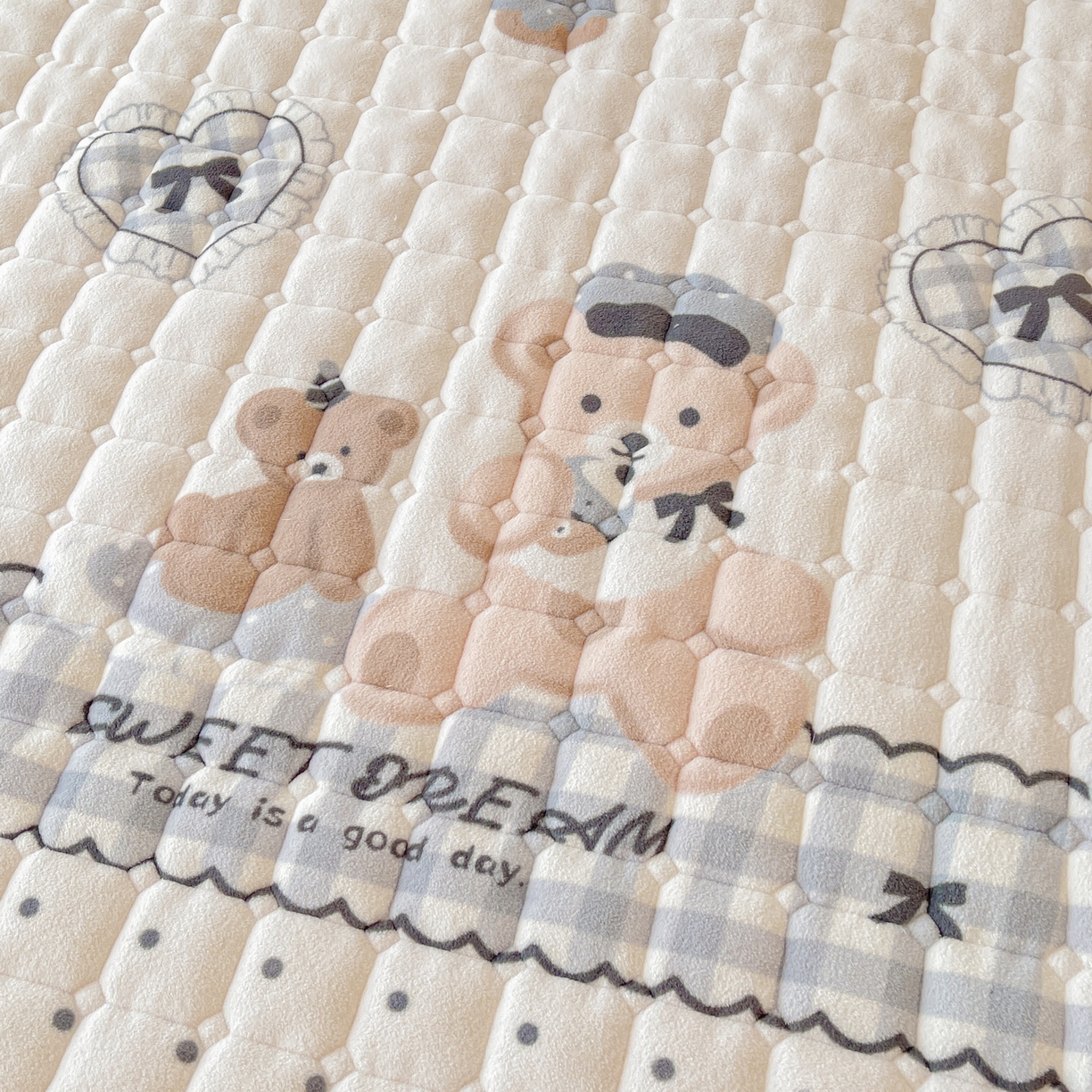 91家纺网 家纺一手货源 找家纺 LIFE.丽芙 2025秋冬新款A类牛奶绒加厚保暖夹棉枕套-包边款 安心熊仔