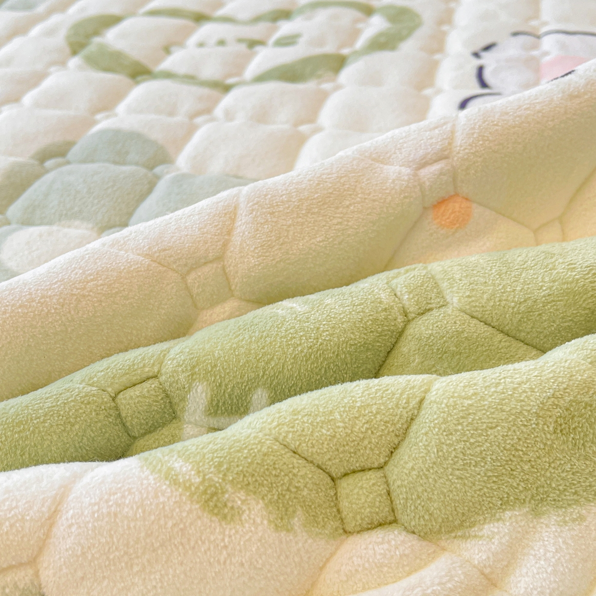 91家纺网 家纺一手货源 找家纺 LIFE.丽芙 2025秋冬新款A类牛奶绒加厚保暖夹棉枕套-包边款 爱心小宠-绿