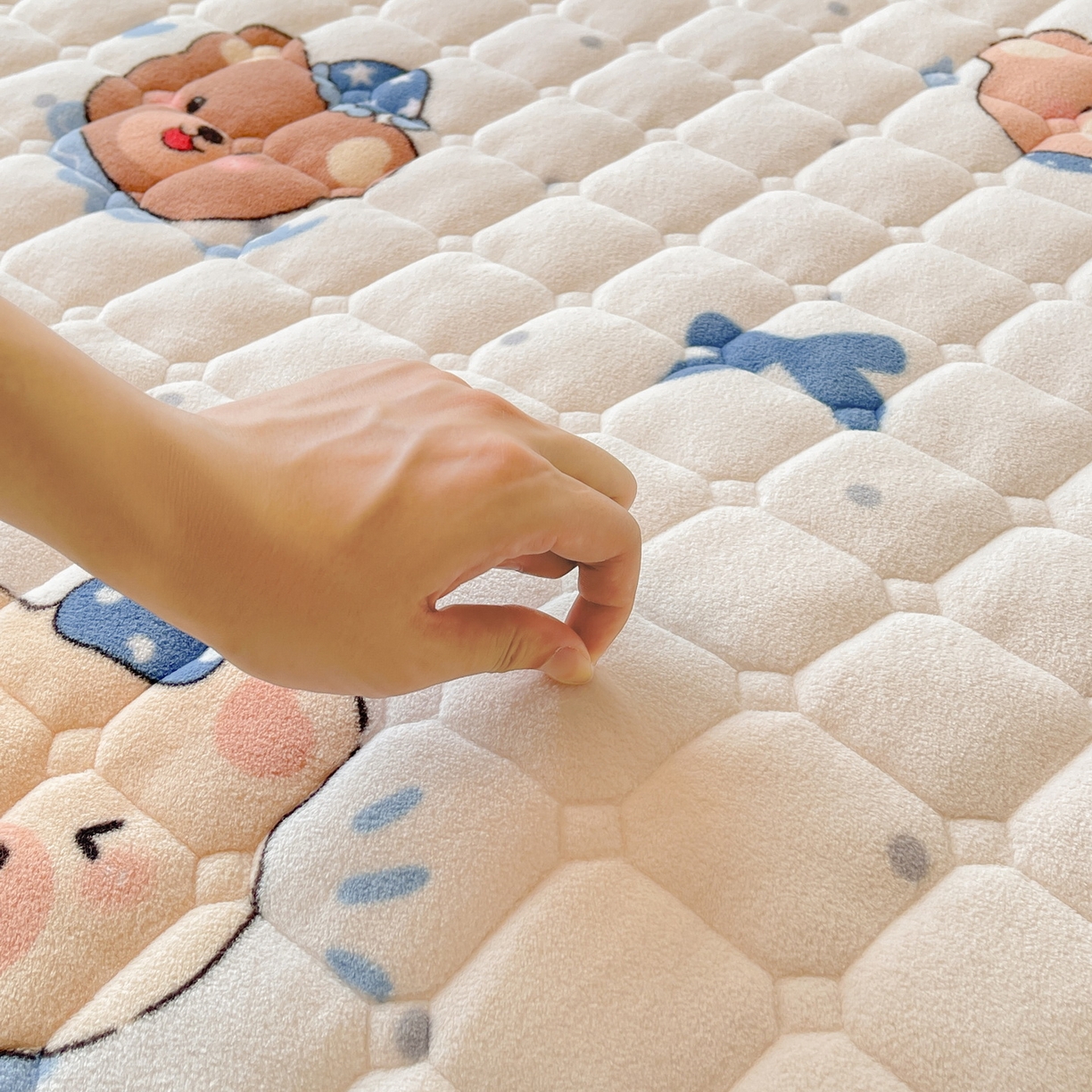 91家纺网 家纺一手货源 找家纺 LIFE.丽芙 2025秋冬新款A类牛奶绒加厚保暖夹棉枕套-包边款 动感小熊