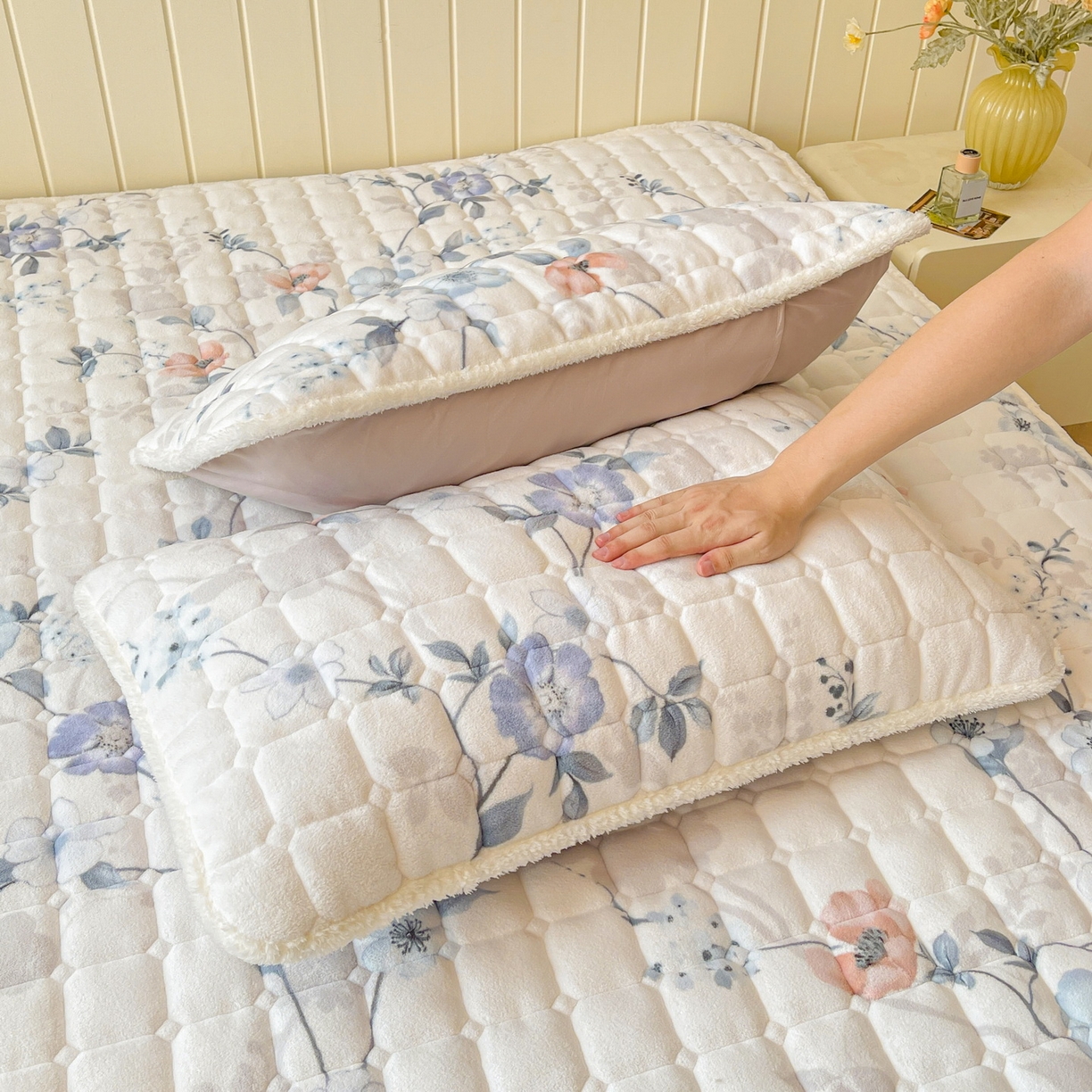 91家纺网 家纺一手货源 找家纺 LIFE.丽芙 2025秋冬新款A类牛奶绒加厚保暖夹棉枕套-包边款 司藤