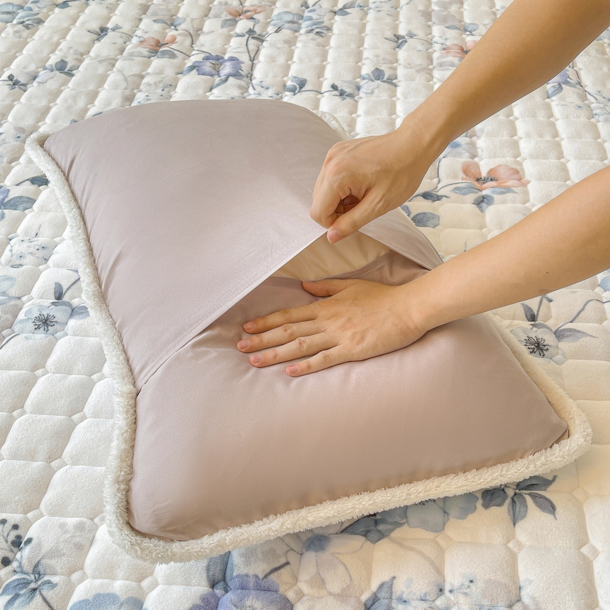 91家纺网 家纺一手货源 找家纺 LIFE.丽芙 2025秋冬新款A类牛奶绒加厚保暖夹棉枕套-包边款 司藤