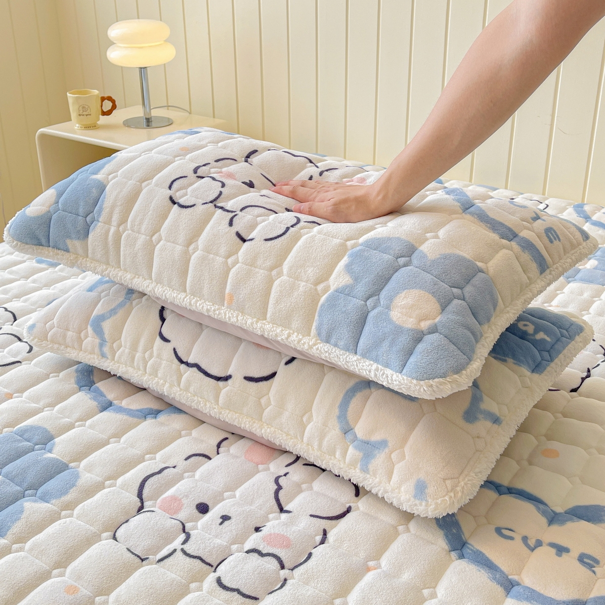 91家纺网 家纺一手货源 找家纺 LIFE.丽芙 2025秋冬新款A类牛奶绒加厚保暖夹棉枕套-包边款 爱心小宠-蓝