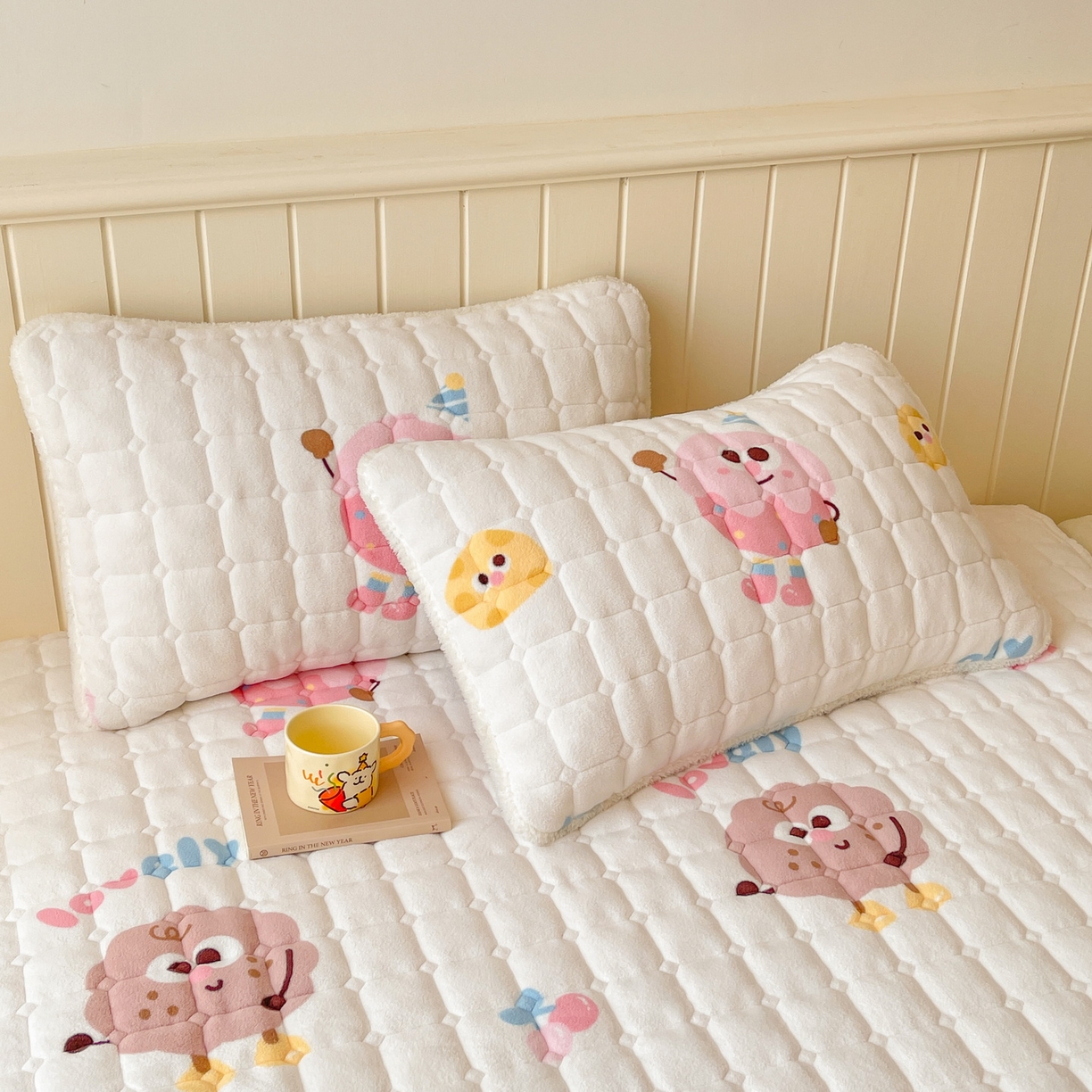 91家纺网 家纺一手货源 找家纺 LIFE.丽芙 2025秋冬新款A类牛奶绒加厚保暖夹棉枕套-包边款 快乐多巴胺