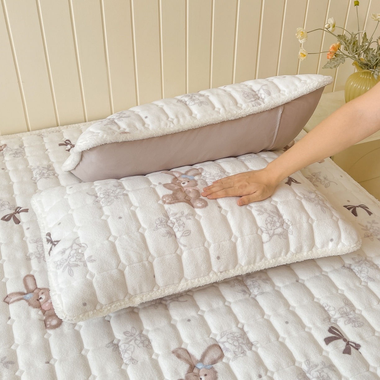 91家纺网 家纺一手货源 找家纺 LIFE.丽芙 2025秋冬新款A类牛奶绒加厚保暖夹棉枕套-包边款 花环小兔