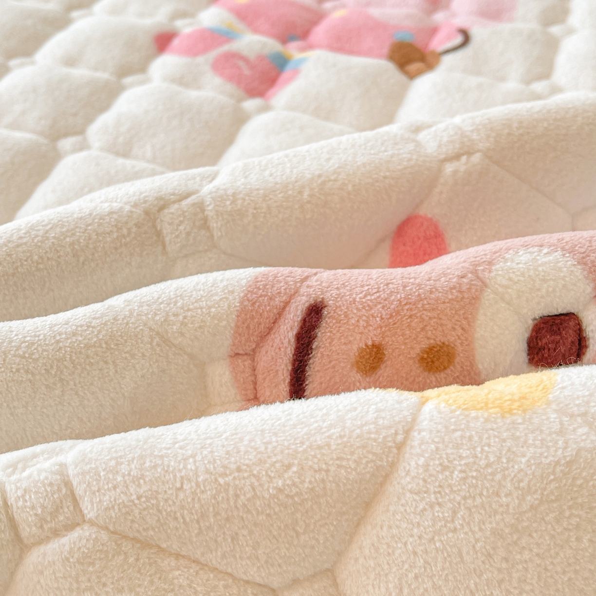 91家纺网 家纺一手货源 找家纺 LIFE.丽芙 2025秋冬新款A类牛奶绒加厚保暖夹棉枕套-包边款 快乐多巴胺