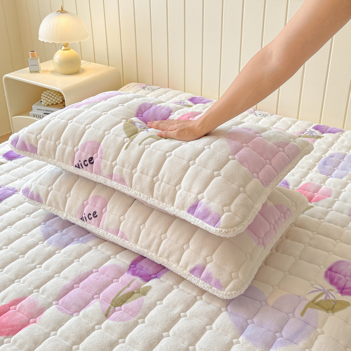 91家纺网 家纺一手货源 找家纺 LIFE.丽芙 2025秋冬新款A类牛奶绒加厚保暖夹棉枕套-包边款 花语