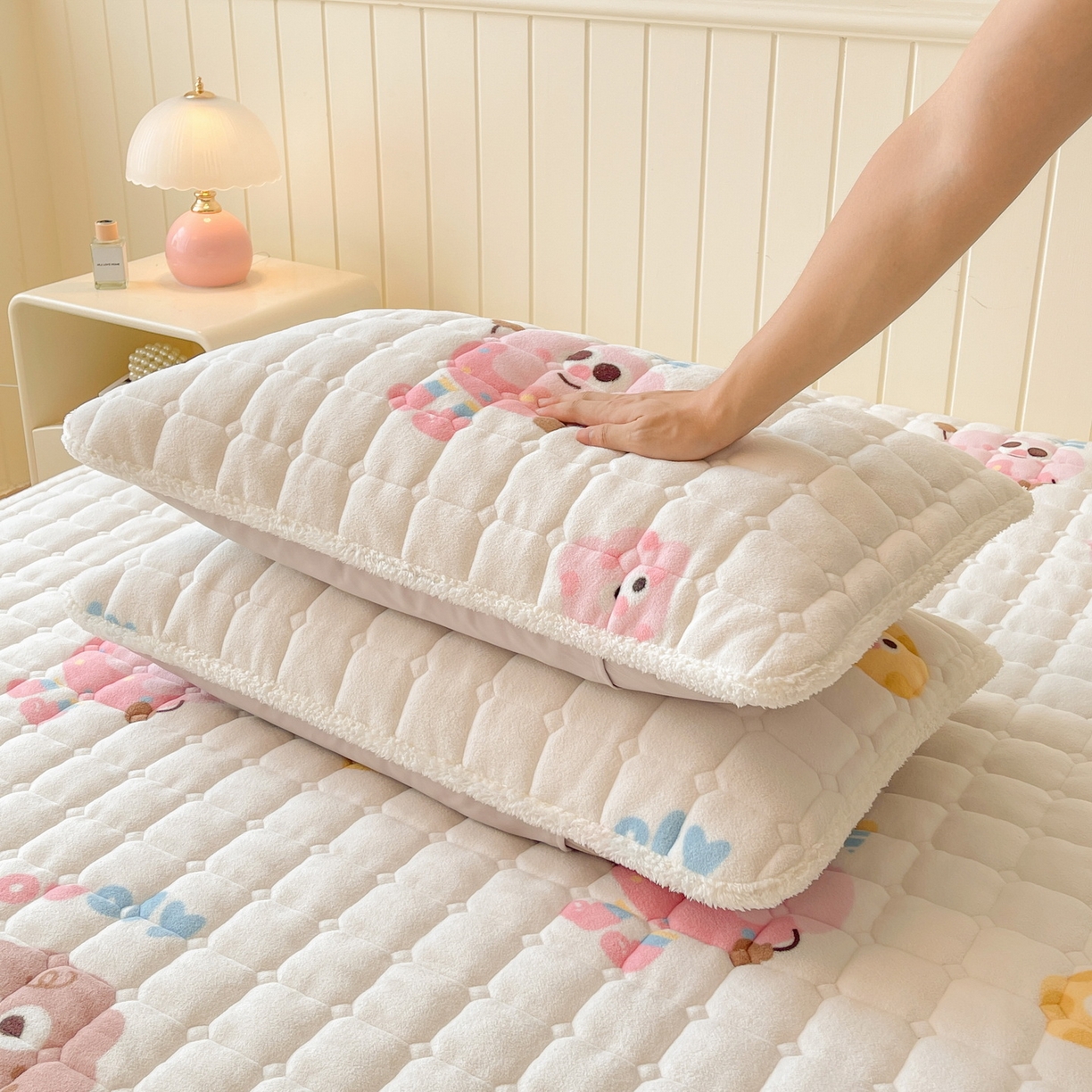 91家纺网 家纺一手货源 找家纺 LIFE.丽芙 2025秋冬新款A类牛奶绒加厚保暖夹棉枕套-包边款 快乐多巴胺