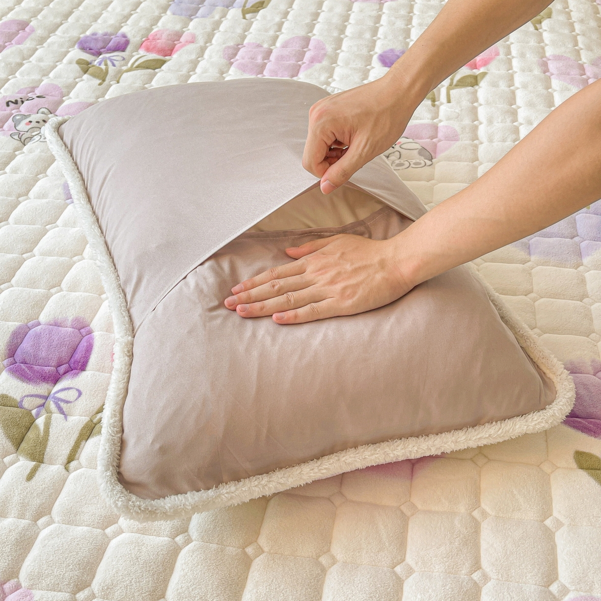 91家纺网 家纺一手货源 找家纺 LIFE.丽芙 2025秋冬新款A类牛奶绒加厚保暖夹棉枕套-包边款 花语