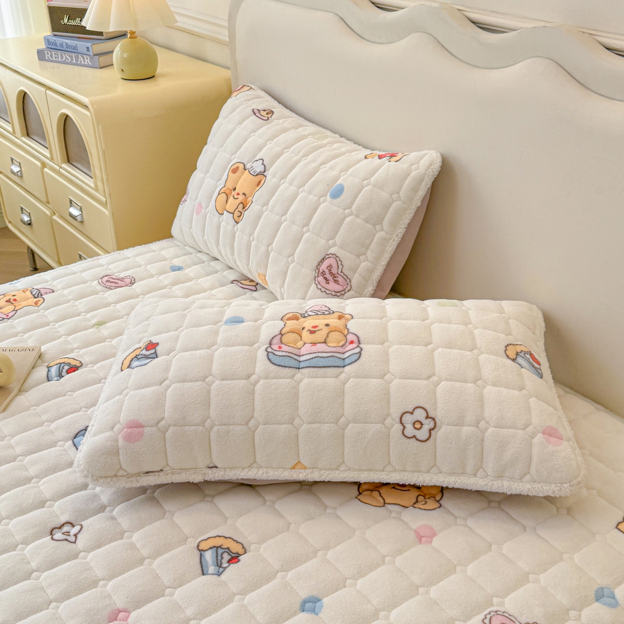 91家纺网 家纺一手货源 找家纺 LIFE.丽芙 2025秋冬新款A类牛奶绒加厚保暖夹棉枕套-包边款 小熊包