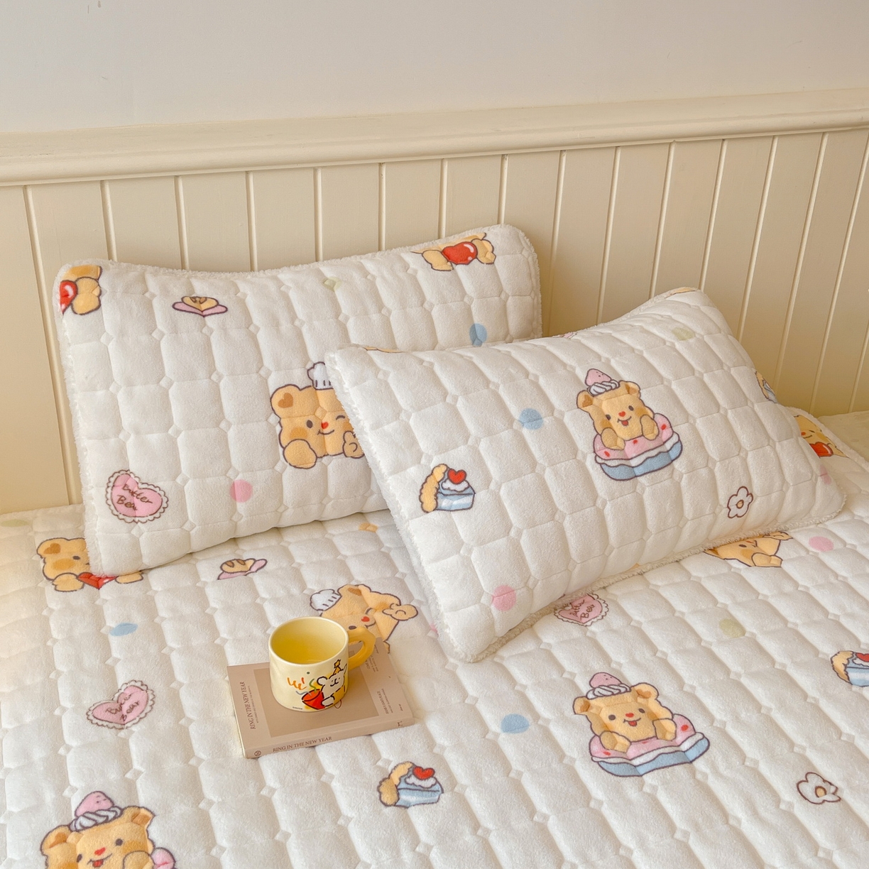 91家纺网 家纺一手货源 找家纺 LIFE.丽芙 2025秋冬新款A类牛奶绒加厚保暖夹棉枕套-包边款 小熊包