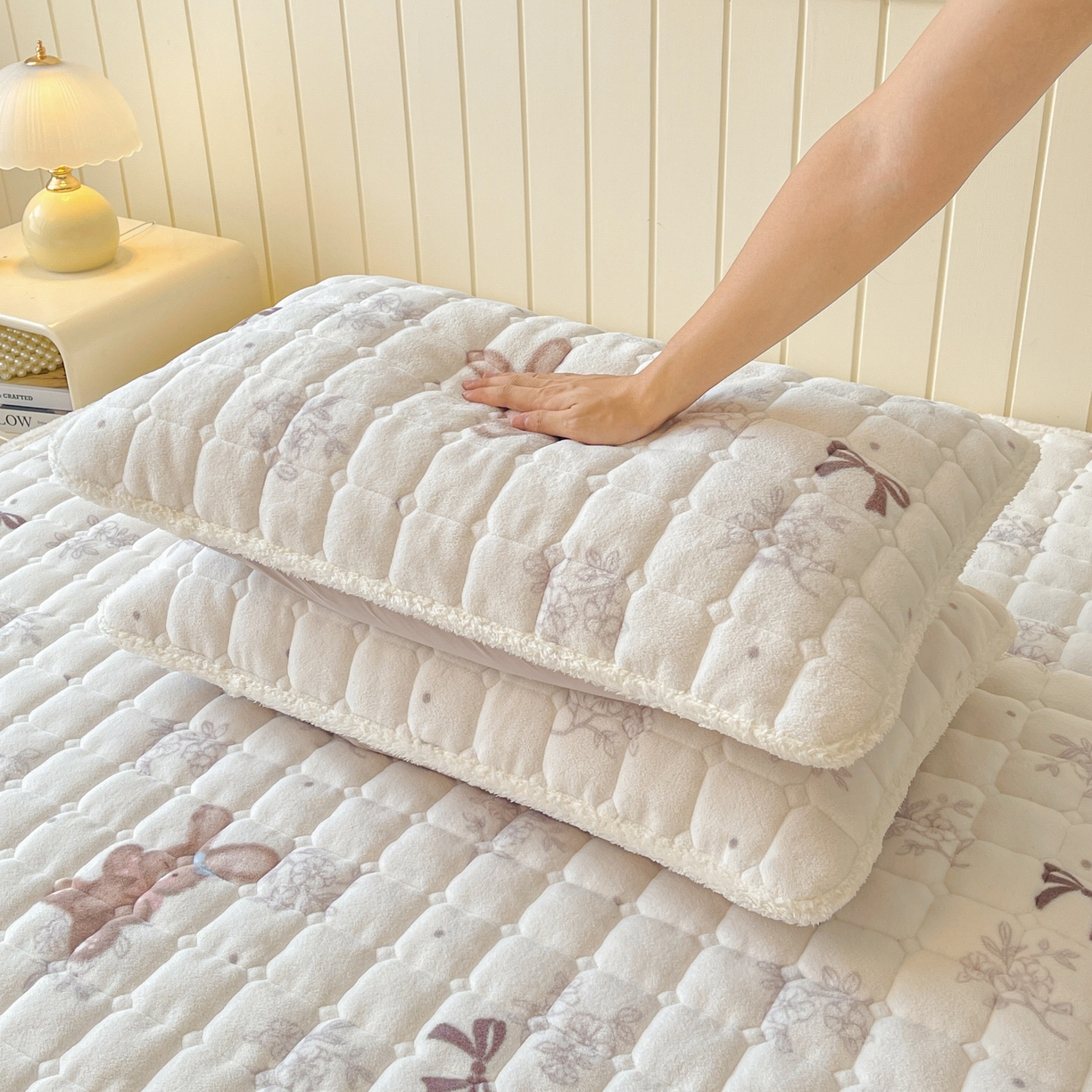 91家纺网 家纺一手货源 找家纺 LIFE.丽芙 2025秋冬新款A类牛奶绒加厚保暖夹棉枕套-包边款 花环小兔