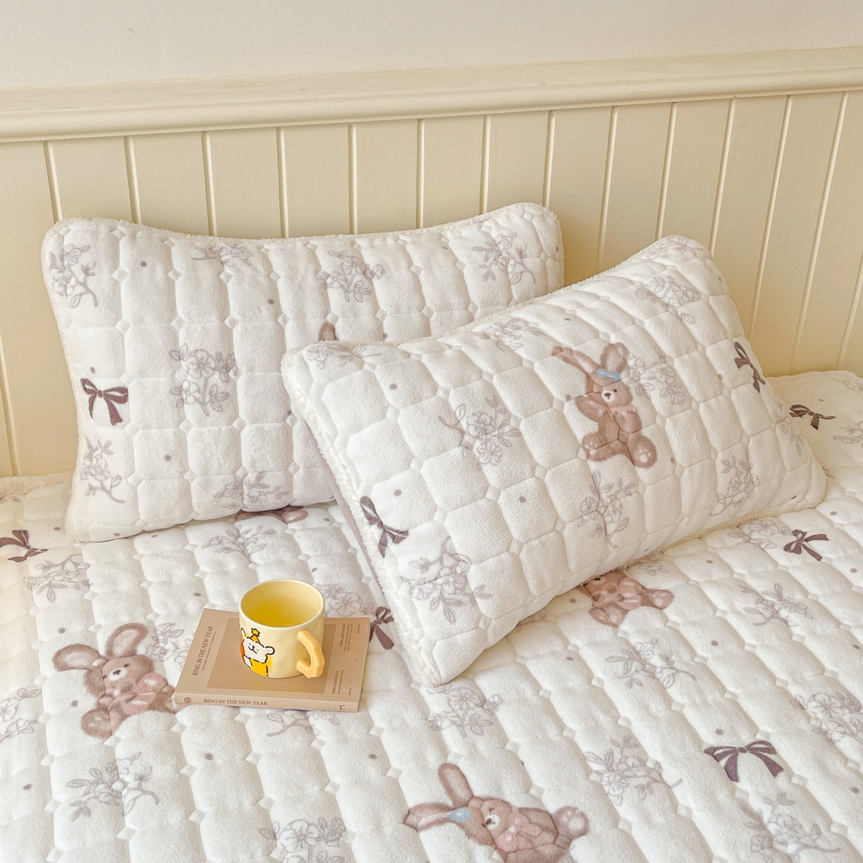 91家纺网 家纺一手货源 找家纺 LIFE.丽芙 2025秋冬新款A类牛奶绒加厚保暖夹棉枕套-包边款 花环小兔