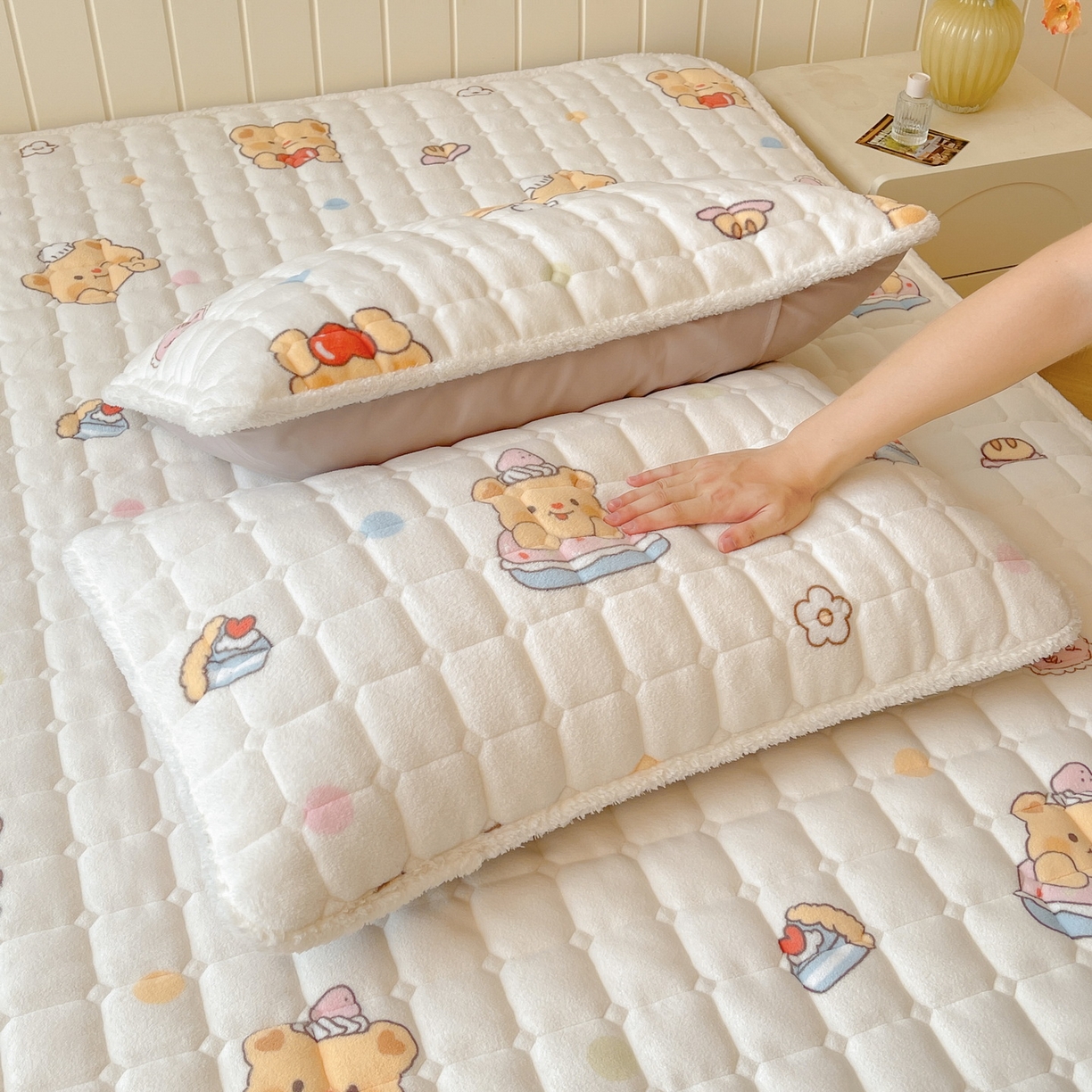 91家纺网 家纺一手货源 找家纺 LIFE.丽芙 2025秋冬新款A类牛奶绒加厚保暖夹棉枕套-包边款 小熊包