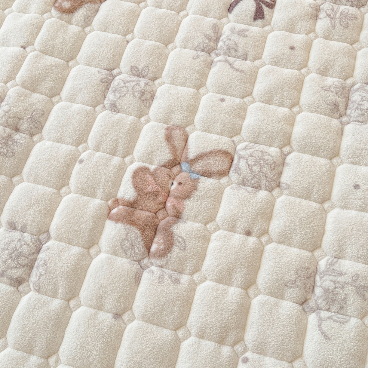 91家纺网 家纺一手货源 找家纺 LIFE.丽芙 2025秋冬新款A类牛奶绒加厚保暖夹棉枕套-包边款 花环小兔