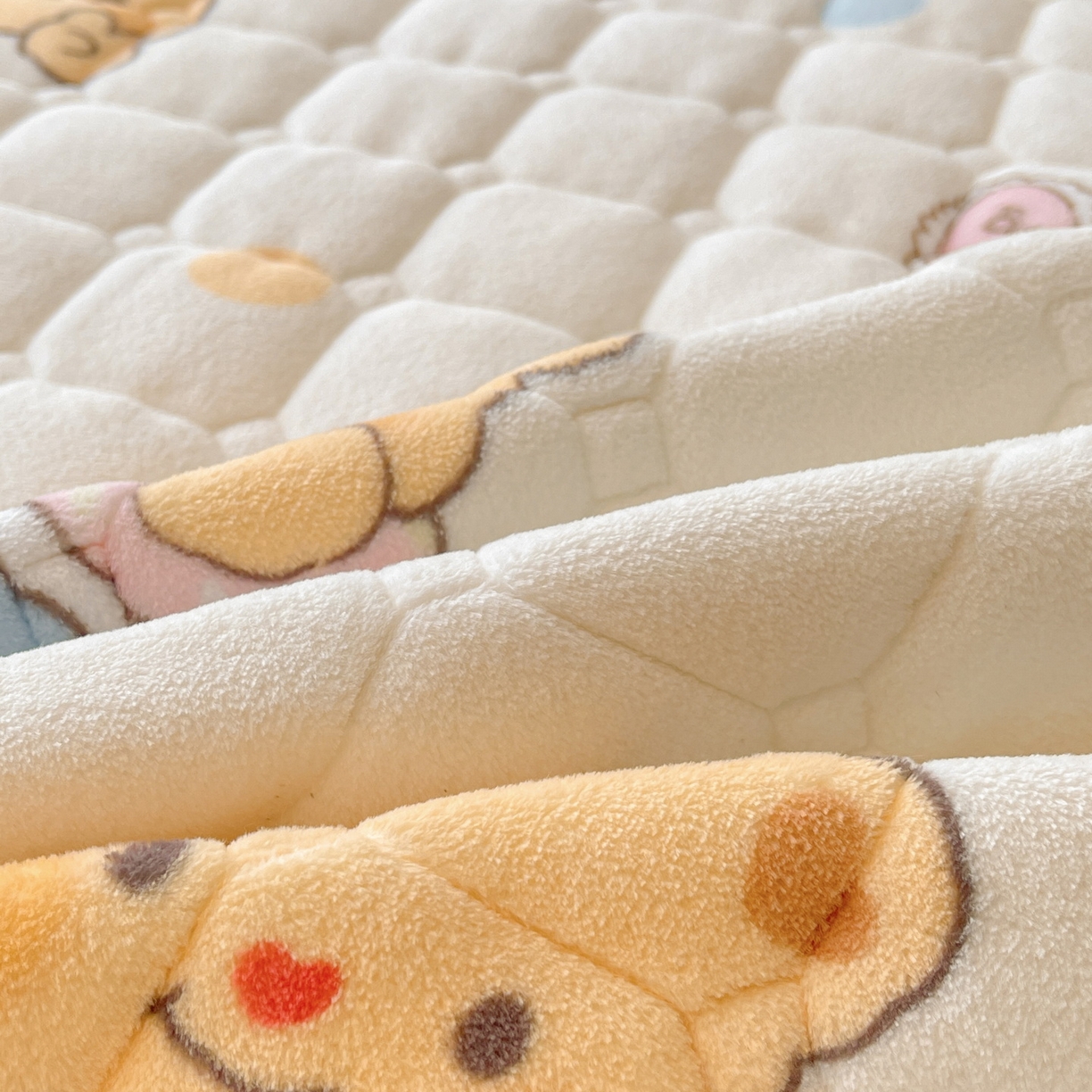 91家纺网 家纺一手货源 找家纺 LIFE.丽芙 2025秋冬新款A类牛奶绒加厚保暖夹棉枕套-包边款 小熊包