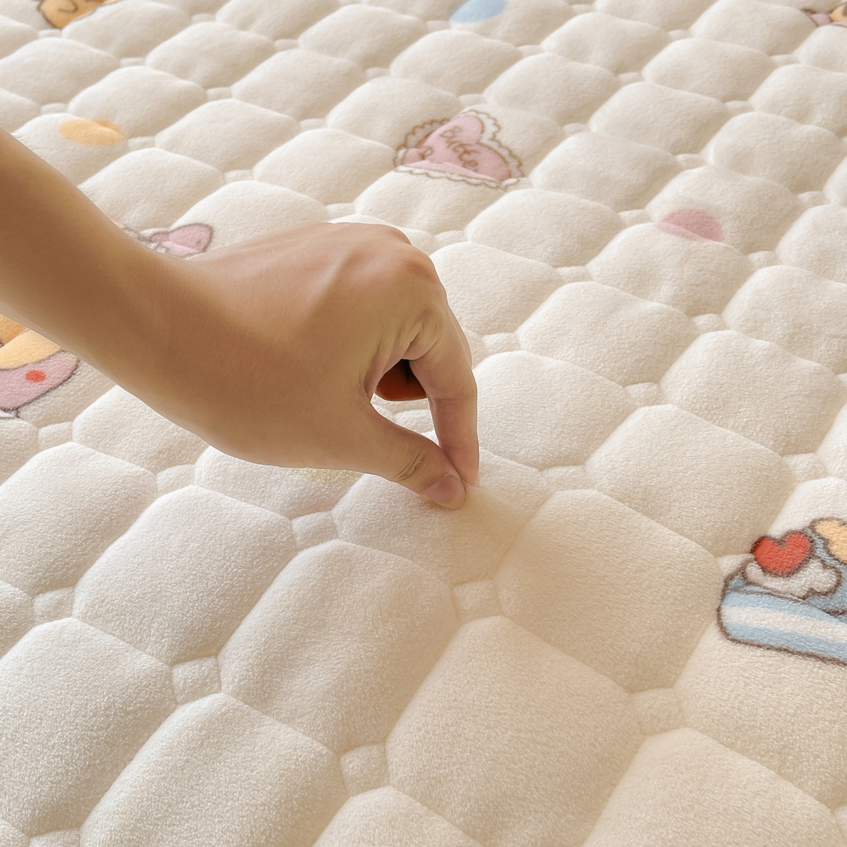 91家纺网 家纺一手货源 找家纺 LIFE.丽芙 2025秋冬新款A类牛奶绒加厚保暖夹棉枕套-包边款 小熊包