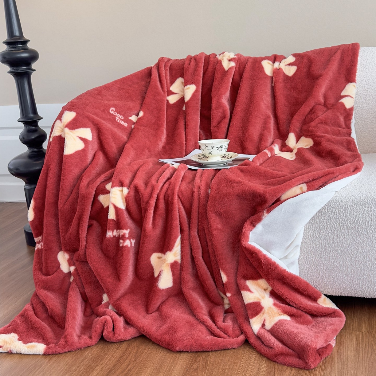 91家纺网 家纺一手货源 找家纺 璐维斯 2025 A类舒适兔毛绒印花四件套卡通花卉牛奶绒秋冬保暖床上用品单被套三件套 蝴蝶结红