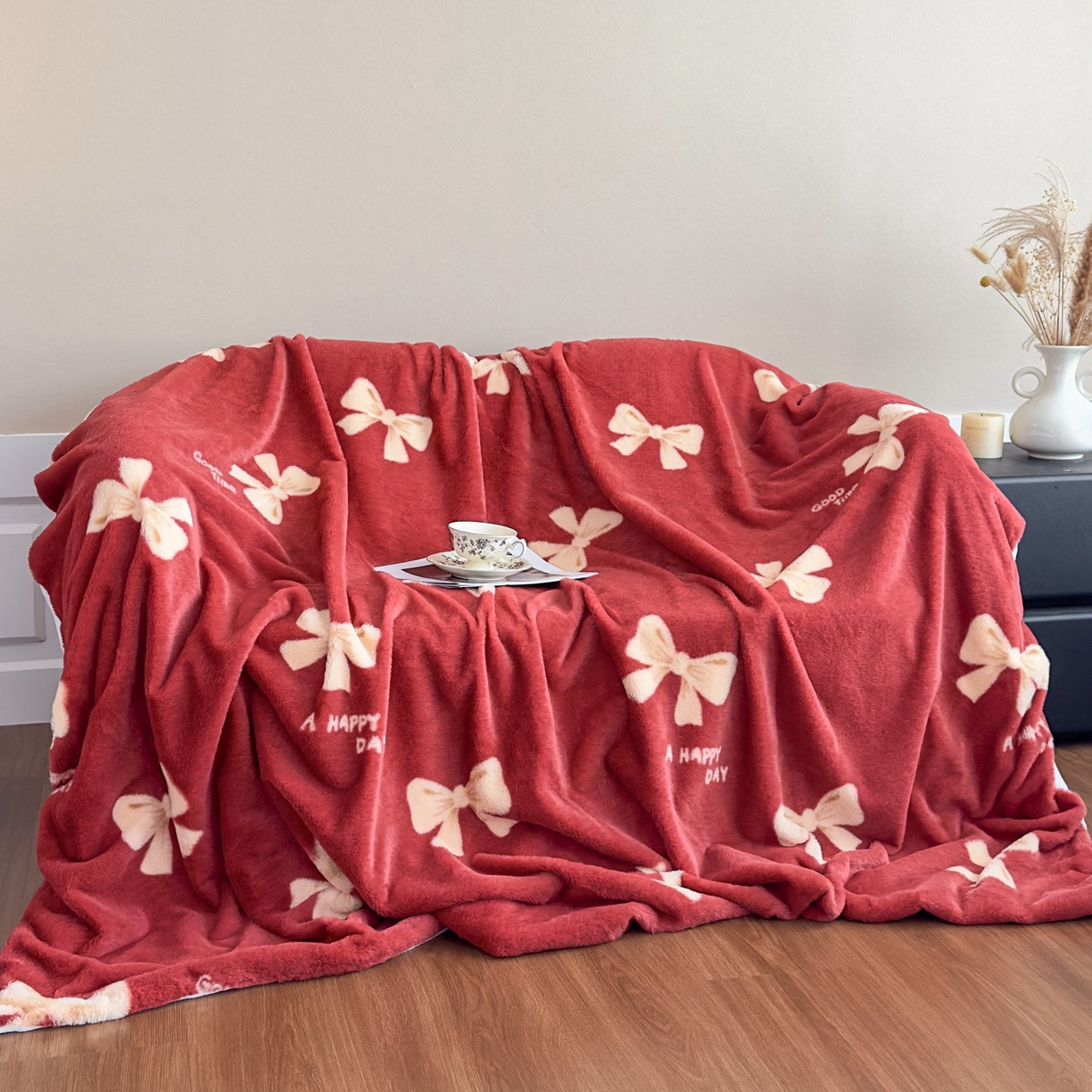 91家纺网 家纺一手货源 找家纺 璐维斯 2025 A类舒适兔毛绒印花四件套卡通花卉牛奶绒秋冬保暖床上用品单被套三件套 蝴蝶结红