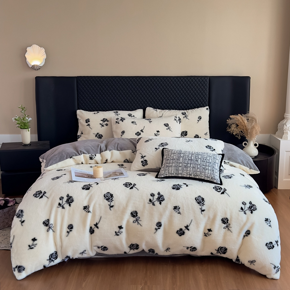 91家纺网 家纺一手货源 找家纺 璐维斯 2025 A类舒适兔毛绒印花四件套卡通花卉牛奶绒秋冬保暖床上用品单被套三件套 玫瑰白