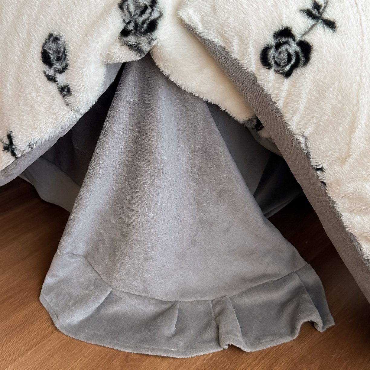 91家纺网 家纺一手货源 找家纺 璐维斯 2025 A类舒适兔毛绒印花四件套卡通花卉牛奶绒秋冬保暖床上用品单被套三件套 玫瑰白