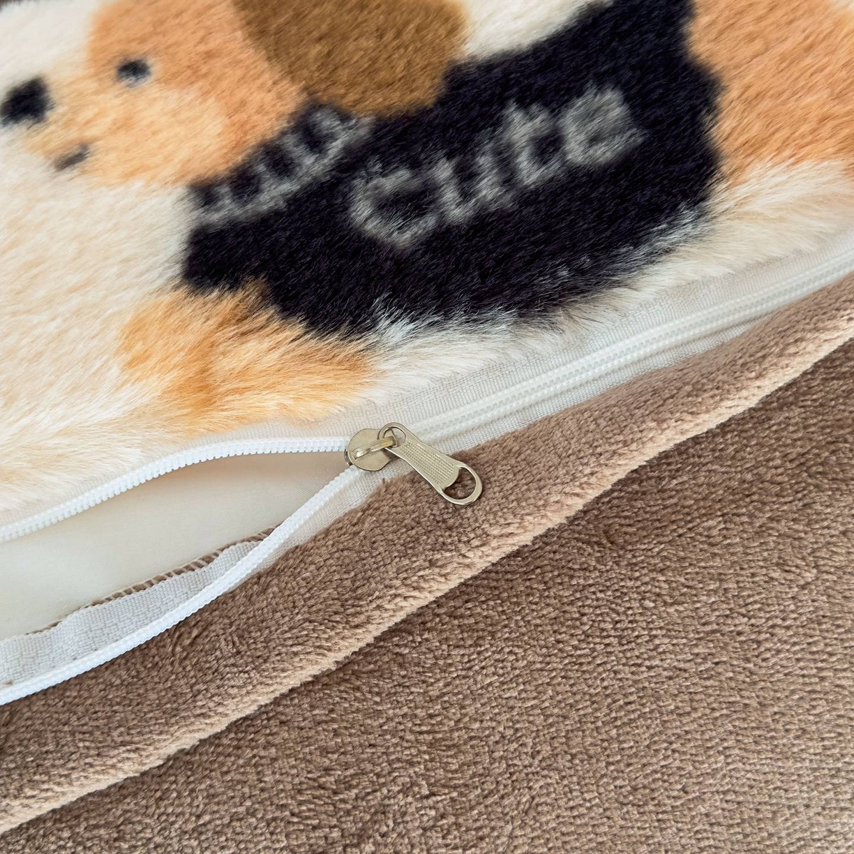 91家纺网 家纺一手货源 找家纺 璐维斯 2025 A类舒适兔毛绒印花四件套卡通花卉牛奶绒秋冬保暖床上用品单被套三件套 腊肠狗