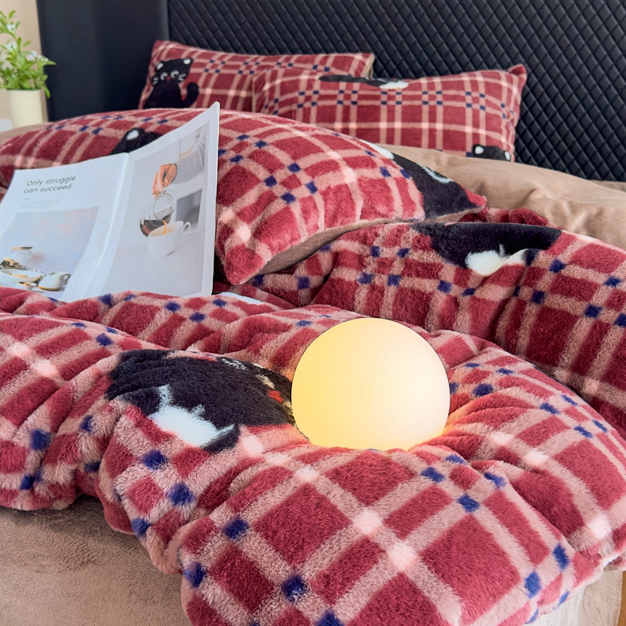 91家纺网 家纺一手货源 找家纺 璐维斯 2025 A类舒适兔毛绒印花四件套卡通花卉牛奶绒秋冬保暖床上用品单被套三件套 甜酷猫-红