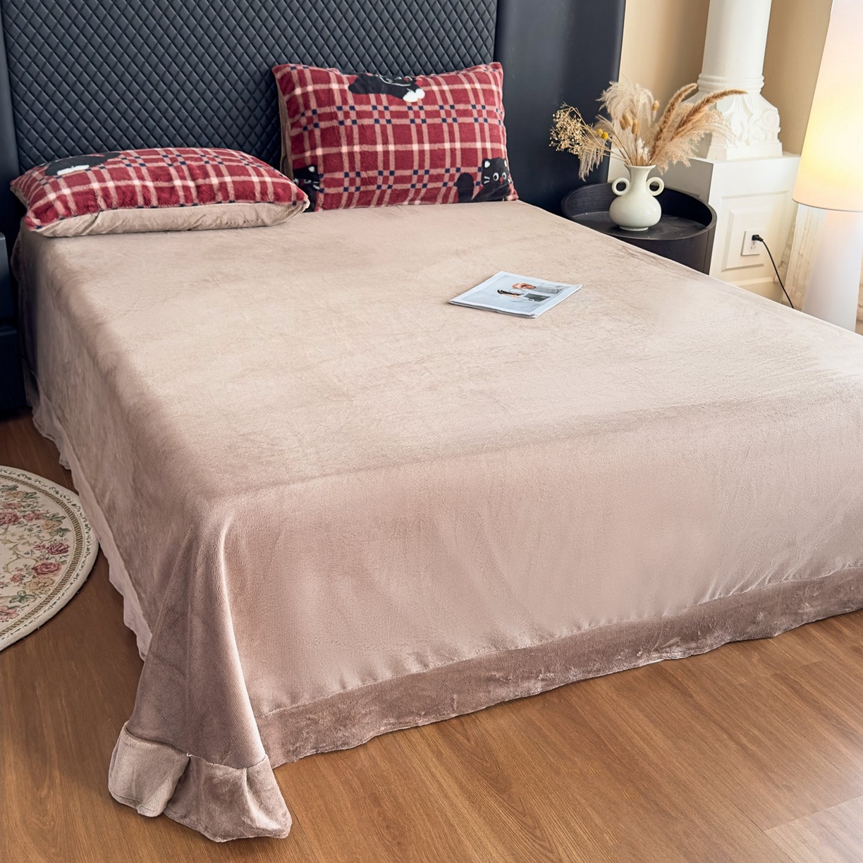 91家纺网 家纺一手货源 找家纺 璐维斯 2025 A类舒适兔毛绒印花四件套卡通花卉牛奶绒秋冬保暖床上用品单被套三件套 甜酷猫-红