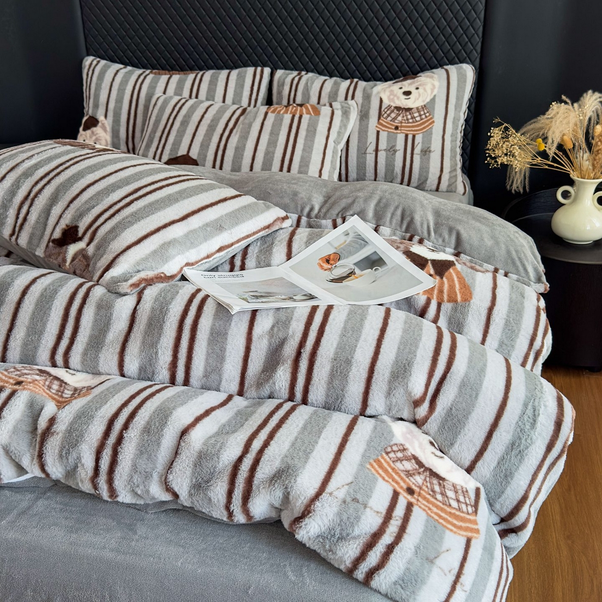 91家纺网 家纺一手货源 找家纺 璐维斯 2025 A类舒适兔毛绒印花四件套卡通花卉牛奶绒秋冬保暖床上用品单被套三件套 时尚条纹狗