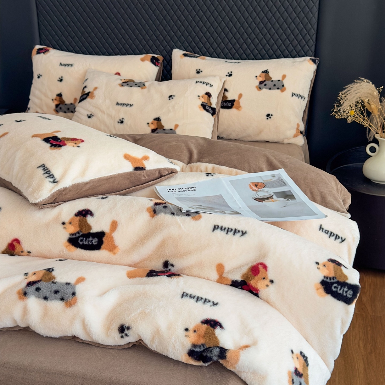 91家纺网 家纺一手货源 找家纺 璐维斯 2025 A类舒适兔毛绒印花四件套卡通花卉牛奶绒秋冬保暖床上用品单被套三件套 腊肠狗