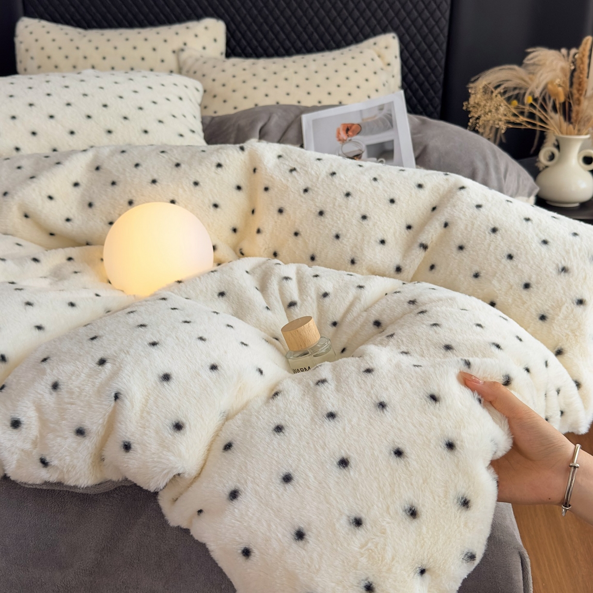 91家纺网 家纺一手货源 找家纺 璐维斯 2025 A类舒适兔毛绒印花四件套卡通花卉牛奶绒秋冬保暖床上用品单被套三件套 浪漫波点-白