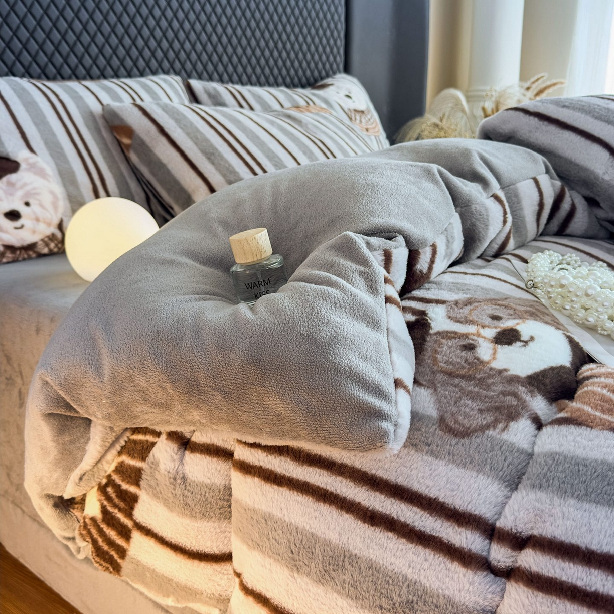 91家纺网 家纺一手货源 找家纺 璐维斯 2025 A类舒适兔毛绒印花四件套卡通花卉牛奶绒秋冬保暖床上用品单被套三件套 时尚条纹狗