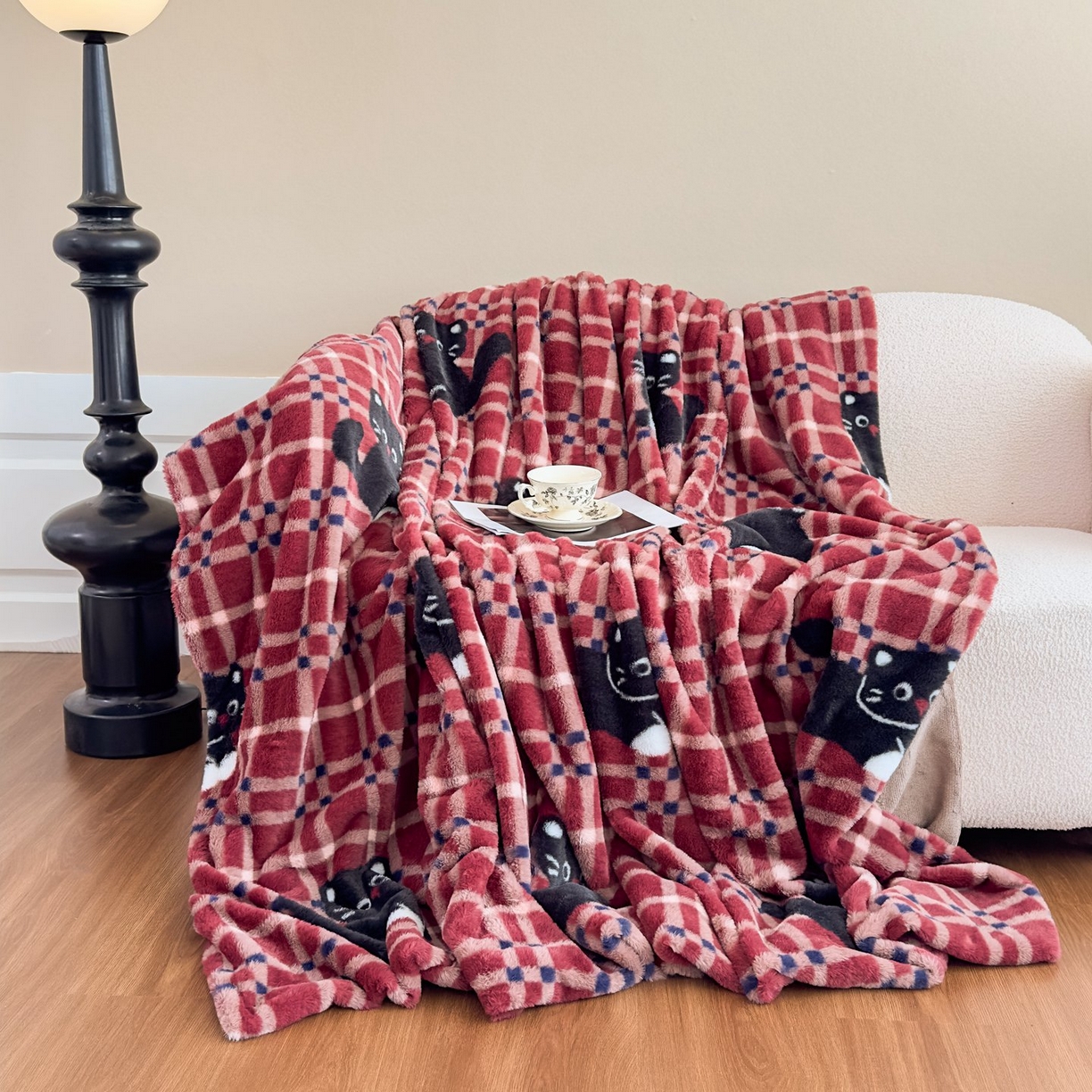 91家纺网 家纺一手货源 找家纺 璐维斯 2025 A类舒适兔毛绒印花四件套卡通花卉牛奶绒秋冬保暖床上用品单被套三件套 甜酷猫-红