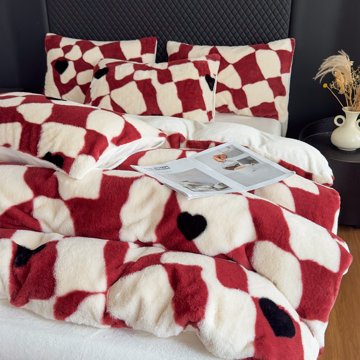91家纺网 家纺一手货源 找家纺 璐维斯 2025 A类舒适兔毛绒印花四件套卡通花卉牛奶绒秋冬保暖床上用品单被套三件套 红色棋盘格
