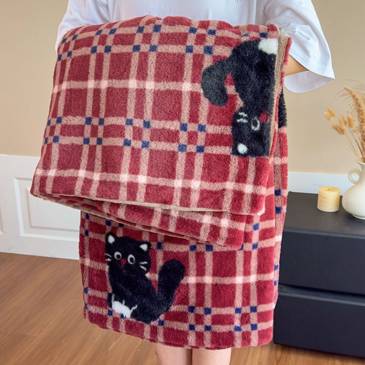 91家纺网 家纺一手货源 找家纺 璐维斯 2025 A类舒适兔毛绒印花四件套卡通花卉牛奶绒秋冬保暖床上用品单被套三件套 甜酷猫-红