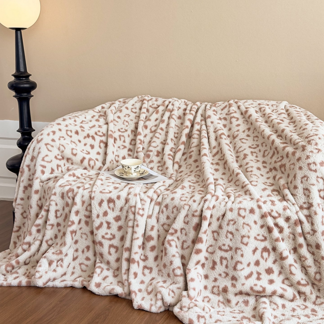 91家纺网 家纺一手货源 找家纺 璐维斯 2025 A类舒适兔毛绒印花四件套卡通花卉牛奶绒秋冬保暖床上用品单被套三件套 时尚豹纹