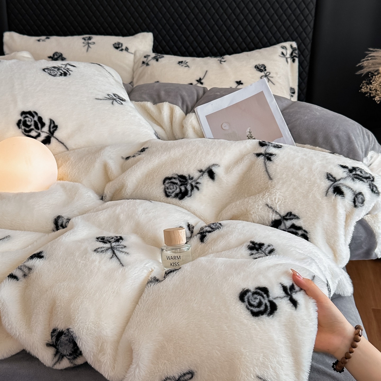 91家纺网 家纺一手货源 找家纺 璐维斯 2025 A类舒适兔毛绒印花四件套卡通花卉牛奶绒秋冬保暖床上用品单被套三件套 玫瑰白