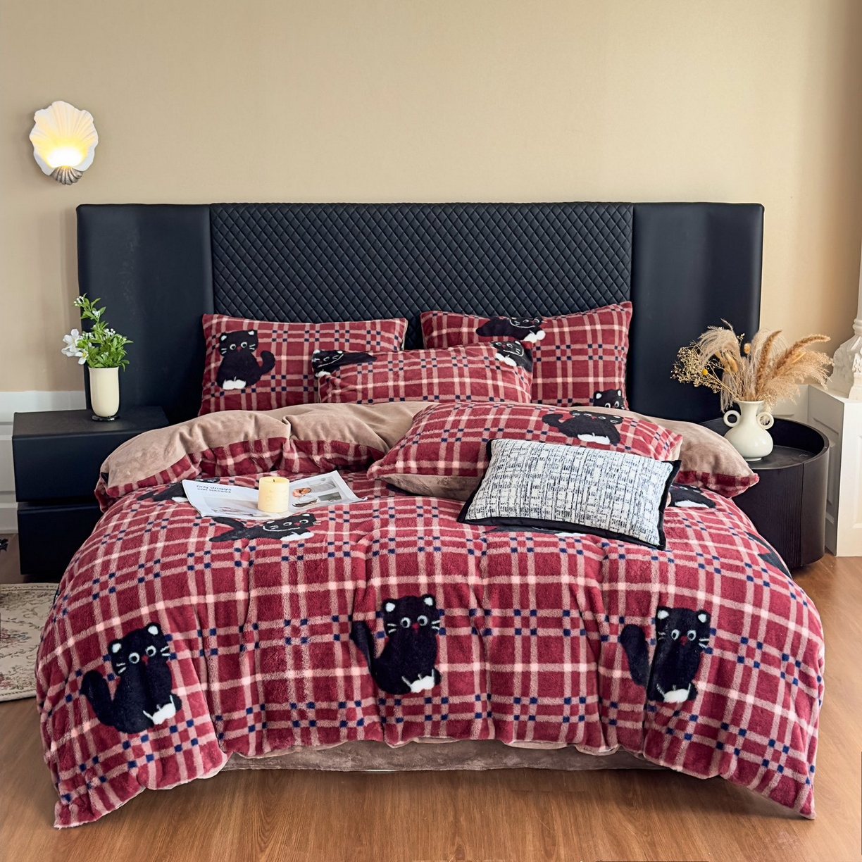 91家纺网 家纺一手货源 找家纺 璐维斯 2025 A类舒适兔毛绒印花四件套卡通花卉牛奶绒秋冬保暖床上用品单被套三件套 甜酷猫-红