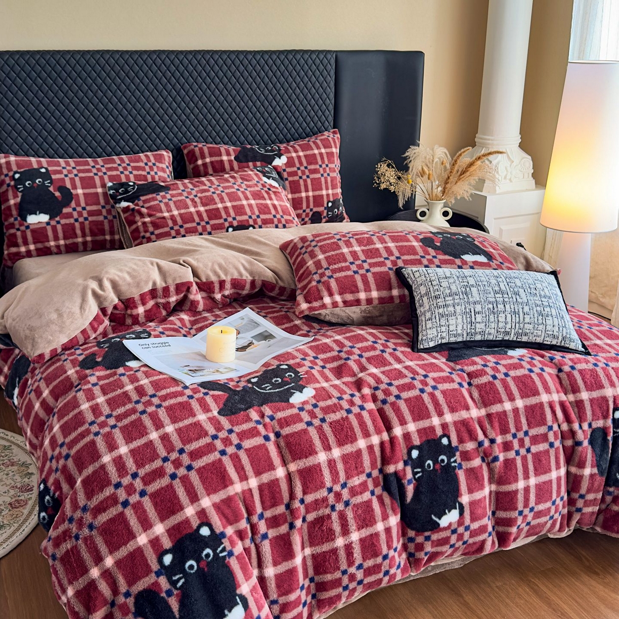 91家纺网 家纺一手货源 找家纺 璐维斯 2025 A类舒适兔毛绒印花四件套卡通花卉牛奶绒秋冬保暖床上用品单被套三件套 甜酷猫-红