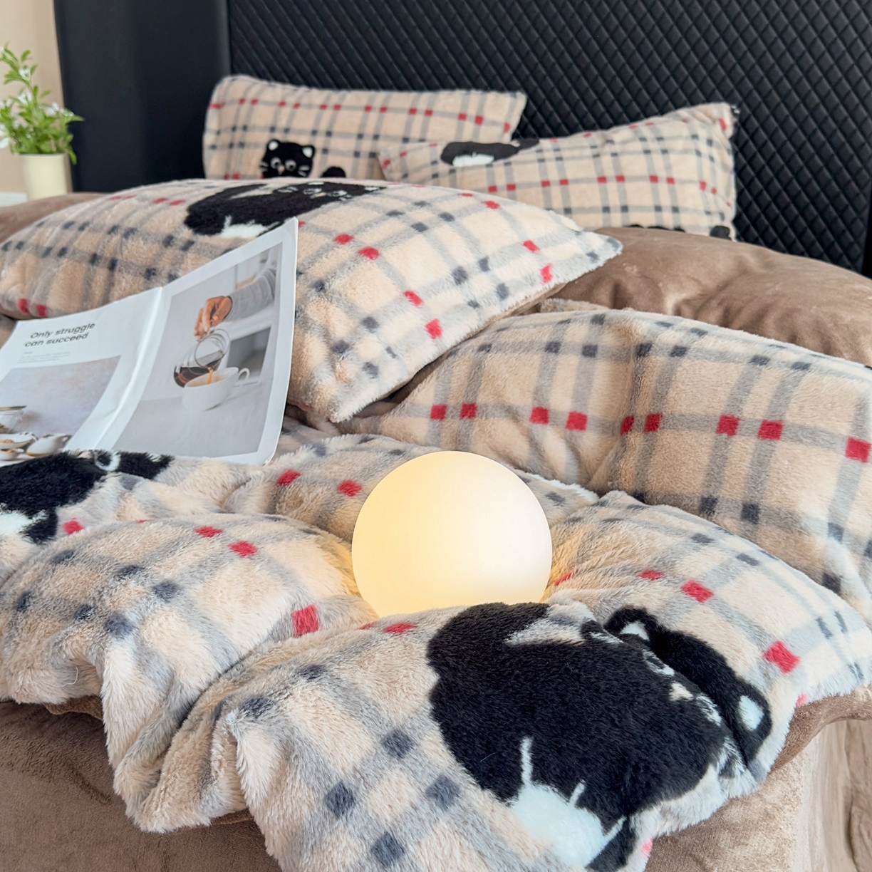 91家纺网 家纺一手货源 找家纺 璐维斯 2025 A类舒适兔毛绒印花四件套卡通花卉牛奶绒秋冬保暖床上用品单被套三件套 甜酷猫-咖