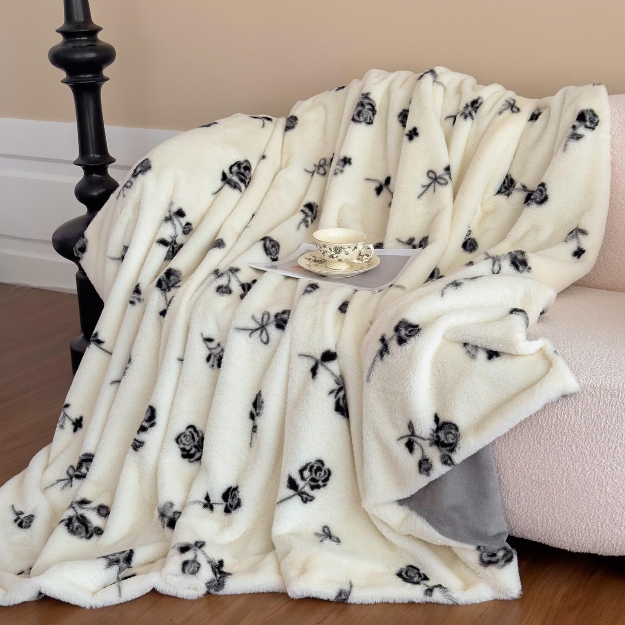 91家纺网 家纺一手货源 找家纺 璐维斯 2025 A类舒适兔毛绒印花四件套卡通花卉牛奶绒秋冬保暖床上用品单被套三件套 玫瑰白