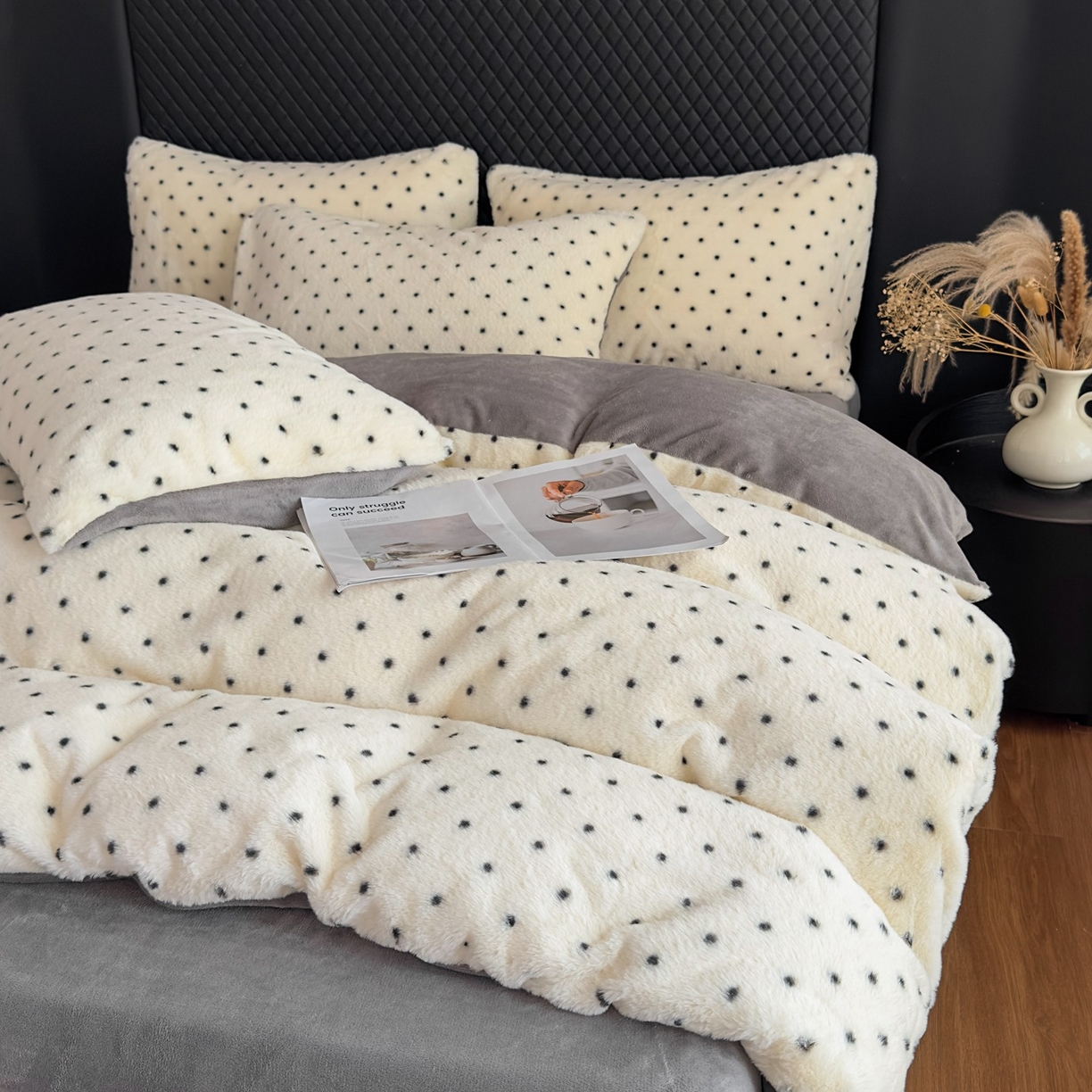 91家纺网 家纺一手货源 找家纺 璐维斯 2025 A类舒适兔毛绒印花四件套卡通花卉牛奶绒秋冬保暖床上用品单被套三件套 浪漫波点-白