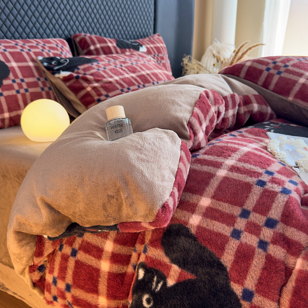 91家纺网 家纺一手货源 找家纺 璐维斯 2025 A类舒适兔毛绒印花四件套卡通花卉牛奶绒秋冬保暖床上用品单被套三件套 甜酷猫-红