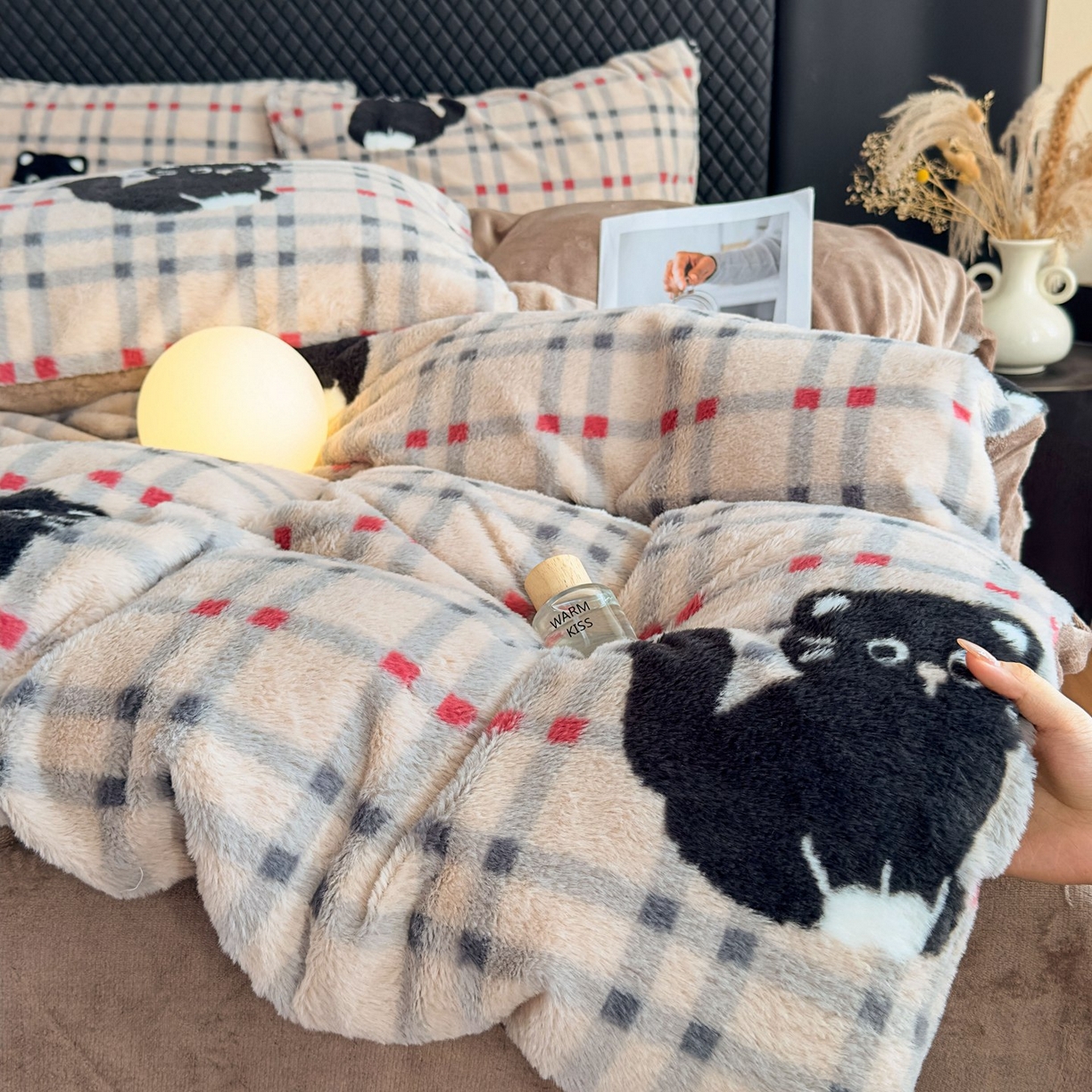 91家纺网 家纺一手货源 找家纺 璐维斯 2025 A类舒适兔毛绒印花四件套卡通花卉牛奶绒秋冬保暖床上用品单被套三件套 甜酷猫-咖